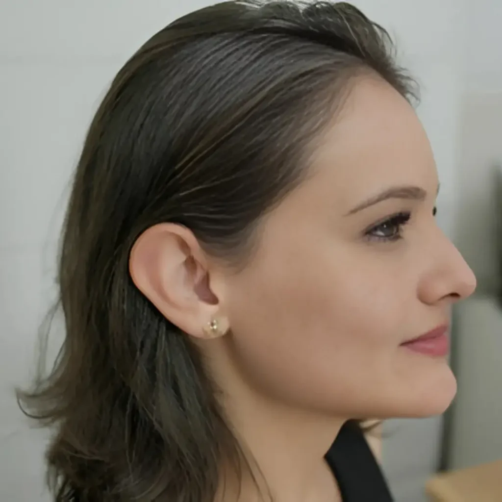 Uma cliente da clínica O Center utilizando um aparelho auditivo do modelo invisível.